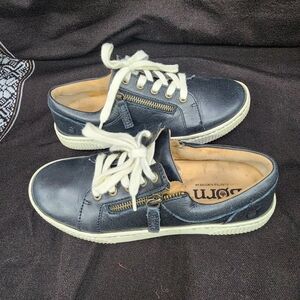 Born Paloma Leather Sneaker black color size 6.5